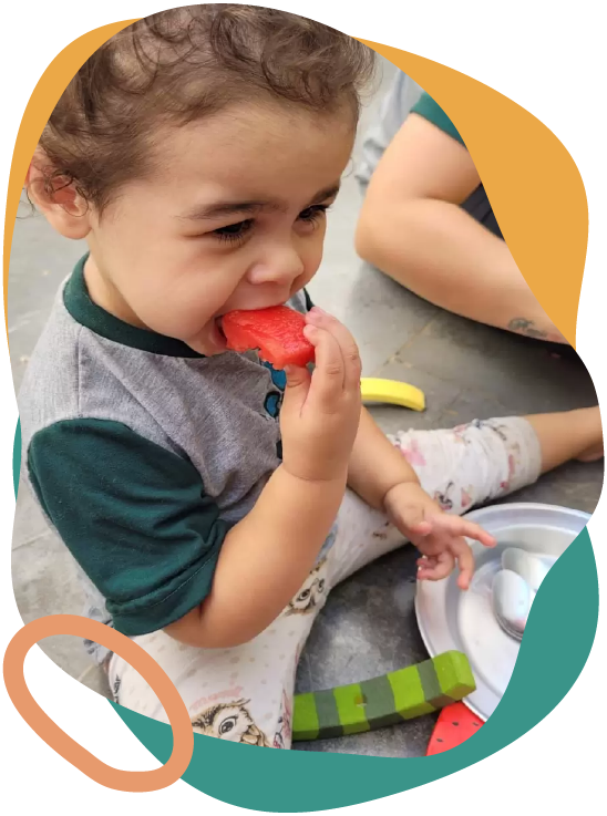 Criança comendo uma fruta, melancia